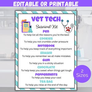 Puede incluir: Un póster imprimible con un fondo a rayas azul y blanco. El póster se titula "Vet Tech Survival Kit" y enumera artículos como un bolígrafo, galletas, un cuaderno, una goma de borrar, chicle, chocolate, caramelos de menta y una bolsita de té. Cada artículo va acompañado de una breve descripción de su propósito. El póster también incluye una huella de pata y un gráfico de estetoscopio. El póster está disponible en dos tamaños.