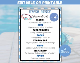 Könnte beinhalten: Eine druckbare Checkliste für ein Schwimm-Treffen-Überlebenskit mit blau-weiß gestreiftem Hintergrund. Die Checkliste enthält Artikel wie Wasser, Kaugummi, Pfefferminzbonbons, Socken, Energieriegel, Chips, Schokolade und Apfel. Der Text "Swim Meet Survival Kit" steht oben auf der Checkliste. Der Text "2 Sizes" befindet sich in der unteren rechten Ecke der Checkliste.