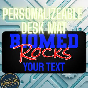 Peut inclure: Un tapis de bureau rectangulaire noir avec les mots "BIOMED ROCKS" en bleu et rouge, et "YOUR TEXT" en bleu. Les mots "PERSONALIZABLE DESK MAT" sont dans une police lumineuse au-dessus du tapis. Un petit badge "PERSONALIZABLE" est dans le coin inférieur gauche.