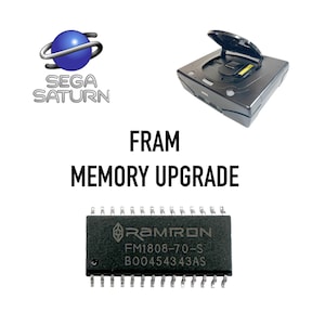 Puede incluir: Un chip de memoria FRAM negro para una consola Sega Saturn. El chip está etiquetado como "RAMIRON FM1808-70-S B00454343AS".