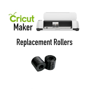 Puede incluir: Se muestra una máquina Cricut Maker blanca con detalles negros, junto con dos rodillos de repuesto negros. El texto "Cricut Maker" está en verde y negro, y "Replacement Rollers" está en negro.