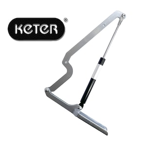 Puede incluir: Una bisagra plateada de la marca Keter con un amortiguador en blanco y negro. El logotipo de Keter está en texto blanco sobre un óvalo negro. La bisagra está diseñada con múltiples puntos de pivote y una base rectangular.