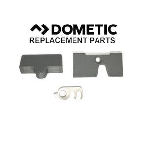 Puede incluir: Tres piezas de plástico gris para un pestillo de puerta de refrigerador. Las piezas son un bloque rectangular, una pieza en forma de U y un pequeño gancho de metal.