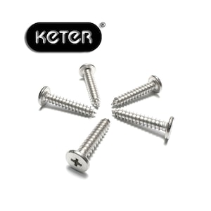 Puede incluir: Cinco tornillos plateados con cabeza de cruz y vástago roscado. Los tornillos están dispuestos en forma de estrella sobre un fondo blanco. La palabra "KETER" está impresa en negro sobre un óvalo blanco.