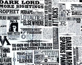 Tela Hogwarts Daily Profit en blanco y negro, algodón ligero, tela con licencia de Joann, 18.5" x 44" (tiene una muesca de muestra en una esquina).
