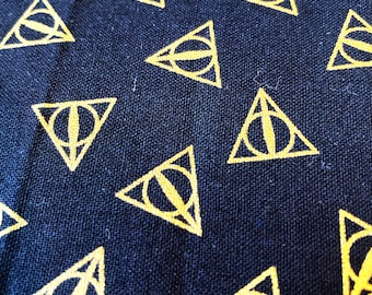 Tela de algodón ligero de 45 x 48 cm (18" x 19") con diseño de las Reliquias de la Muerte en negro y dorado. Tela con licencia de Joann. Hogwarts Harry Potter.