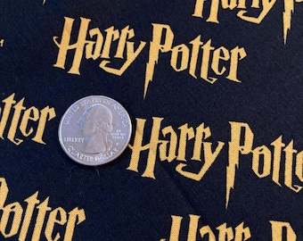 Tela de algodón ligero con licencia de Joann, diseño de Harry Potter y Hogwarts en negro y amarillo, tamaño cuadrado pequeño de 18" x 22".