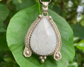 Druzy White Agate pendant “Balance”