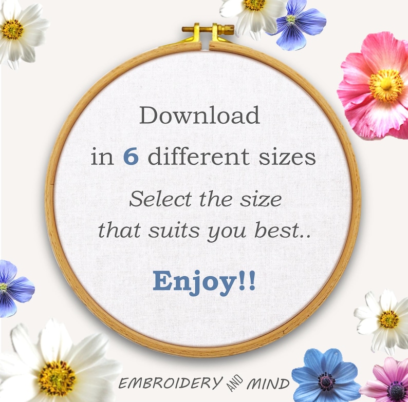 Op de afbeelding: Een houten borduurring met wit doek eroverheen gespannen. De ring heeft een gouden schroef van metaal aan de bovenkant. De tekst "Download in 6 different sizes Select the size that suits you best.. Enjoy!!" is op het doek gedrukt. De tekst "EMBROIDERY AND MIND" is onder de ring gedrukt.
