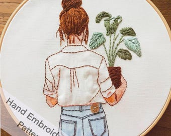 Afdrukbare jonge vrouw met haar prachtige plant in de pot Handborduurpatroon PDF-bestanden Digitale download Cadeau-idee Woondecoratie