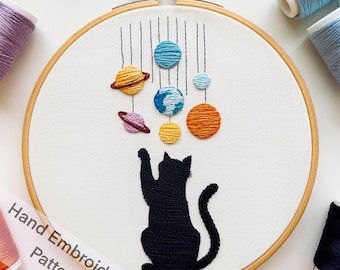 Verspielte Katze mit hängenden Sternen Stickmuster | Sofort PDF Download | Niedliche DIY Design Himmlische Katze Kunst Nachthimmel Thema Handstickerei