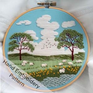 Patrón de bordado a mano imprimible de paisaje de granja con ovejas y flores, archivo PDF, descarga digital, idea de proyecto de bricolaje para colgar en la pared.