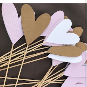 Cœur en papier cartonné coloré sur pic en bois pour décorer une allée de cérémonie lors d'un mariage ou baptême ou évènement