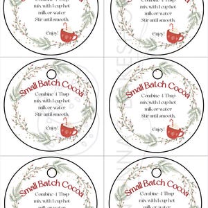 Könnte beinhalten: Runde Etiketten mit dem Text "Small Batch Cocoa", umgeben von einem Kranz aus Blättern und Beeren. Jedes Etikett enthält Mischanweisungen und eine Grafik einer roten Tasse.