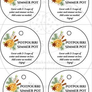 Peut inclure: Étiquettes rondes avec le texte "POTPOURRI SIMMER POT" et des instructions. Chaque étiquette présente une illustration à l'aquarelle d'une tranche d'orange, d'un bâton de cannelle et de verdure. Le texte indique "Couvrir avec 2-3 tasses d'eau et laisser mijoter à feu doux. Ajouter de l'eau au besoin. Profitez !"