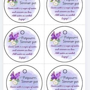 Op de afbeelding: Ronde etiketten met een aquarel achtergrond en bloemaccenten. Elk label leest "Potpourri Simmer pot" met instructies: "Bedek met 2-3 kopjes water en laat zachtjes sudderen. Voeg water toe indien nodig. Geniet!"