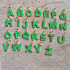 Colgante de alfabeto Vermeil de ley 925 de esmalte verde, colgante de encanto de letra de la A a la Z", joyería de San Valentín, colgante de baquelita, idea de regalo para ella,