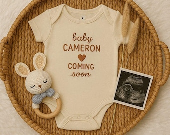 Onesie® babyaankondiging, geborduurde romper binnenkort beschikbaar, gepersonaliseerde romper voor babynaam ®, genderneutrale romper voor babyaankondiging ®