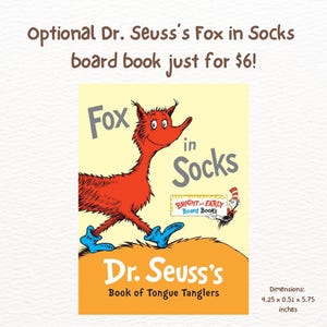 Puede incluir: Un libro de cart&oacute;n Dr. Seuss Fox in Socks con una cubierta amarilla que muestra un zorro rojo con calcetines azules. El texto dice Fox in Socks, Bright and Early Board Books y Dr. Seuss's Book of Tongue Tanglers. Las dimensiones son 10,8 x 1,3 x 14,6 cm.