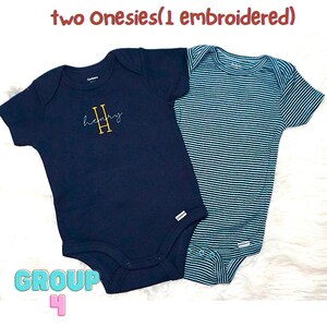Puede incluir: Dos bodys de beb&eacute; de manga corta. Uno es azul marino liso con bordado amarillo y blanco que dice 'henry' y una 'H' grande. El otro es de rayas azul marino y blancas. El texto en la parte superior dice 'two Onesies(1 embroidered)' y 'GROUP 4' abajo.