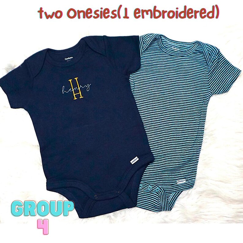 Puede incluir: Dos bodys de beb&eacute; de manga corta. Uno es azul marino liso con bordado amarillo y blanco que dice 'henry' y una 'H' grande. El otro es de rayas azul marino y blancas. El texto en la parte superior dice 'two Onesies(1 embroidered)' y 'GROUP 4' abajo.