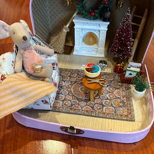 Piccola casa delle bambole in una valigia, mobili in miniatura in scala 1:12, casa delle bambole Maileg scatola rosa casa delle bambole di Natale/vacanza regalo di Natale