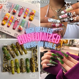 Könnte beinhalten: Eine Collage mit verschiedenen Designs von individuellen Press-On-Nägeln. Designs umfassen Cartoon-Charaktere, Schleifen, Streifen und abstrakte Muster in Farben wie Rosa, Gelb, Grün und Gold. Der Text "HIGH DETAILED CUSTOMIZED PRESS-ON NAILS" ist zu sehen.