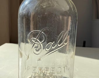 Peut inclure: Un bocal en verre transparent Ball Perfect Mason avec une large ouverture et un couvercle.