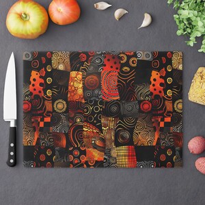 Tabla de cortar con diseño abstracto tribal de patchwork / Patrón de espirales rojas y negras