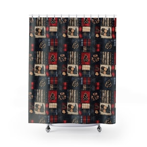 Könnte beinhalten: Ein Duschvorhang mit einem Patchwork-Design mit rot-schwarz karierten Quadraten, Tannenzapfen, Baumstämmen und kleinen grünen Kiefern auf dunklem Hintergrund. Der Vorhang hängt an einer Metallstange mit silbernen Haken.