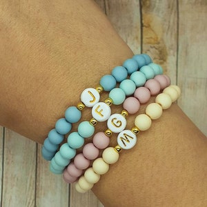 Pulsera personalizada de cuentas acrílicas , pulsera con letras doradas , pulseras para regalar , regalo personalizado , regalo navideño imagen 2