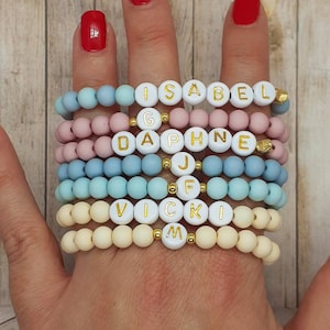 Pulsera personalizada de cuentas acrílicas , pulsera con letras doradas , pulseras para regalar , regalo personalizado , regalo navideño