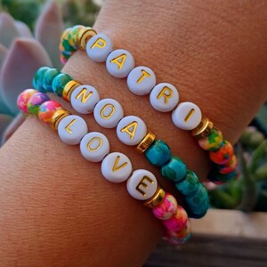 Pulsera personalizada de cuentas de cerámica , pulsera con letras doradas , pulseras para regalar , regalo personalizado , pulseras verano
