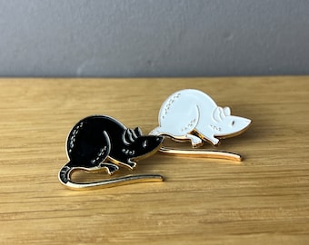 Double Rat Race! Emaille Pin, Ratte, Witchy, magic, Goth, Gothic, Maus, Mice, funny animal, cute, Kawaii, Punk, Anstecker, Brosche, schwarz