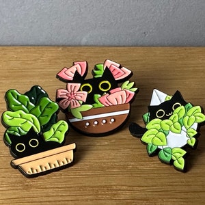 Cute Plant Cats! Emaille Pin, Anstecker, Button, Katze, Kitten, Kitty, Pflanze, Black Cat Meow stupid, Monstera, funny animal, Hippie, Manga