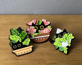 Cute Plant Cats! Emaille Pin, Anstecker, Button, Katze, Kitten, Kitty, Pflanze, Black Cat Meow stupid, Monstera, funny animal, Hippie, Manga