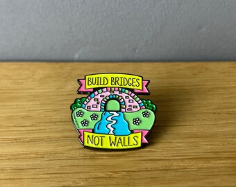 Build bridges not walls! Metall Emaille Pin Button, Anstecker: Humanity, Human rights, Help save people, Searescue, peace, Feminist, Support