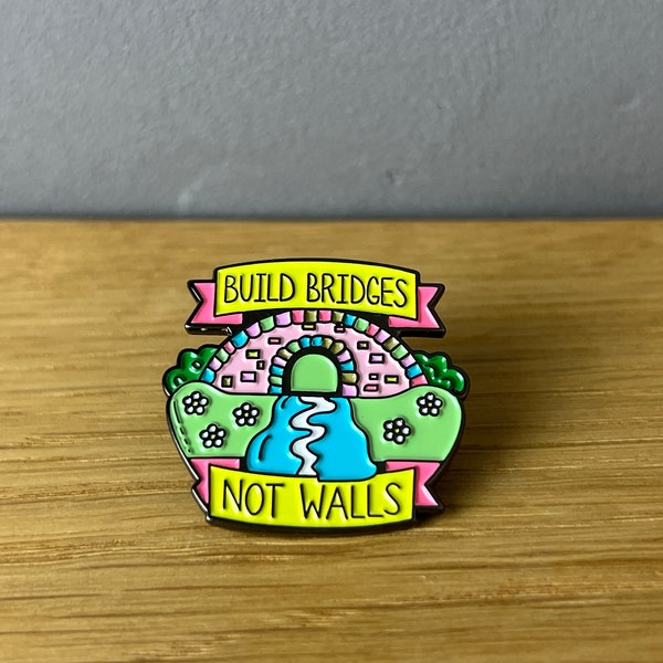 Build bridges not walls! Metall Emaille Pin Button, Anstecker: Humanity, Human rights, Help save people, Searescue, peace, Feminist, Support