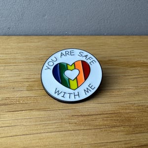 Safe with me! Emaille Pin Button Anstecker: Rainbow Flag Regenbogen Queer, LGBTQ Pride Equality, Nonbinary, Trans, Feminist, CSD, Ally Enby