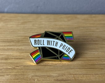 Roll with Pride! Hard Enamel Pin, Anstecker Queer, Pride, LGBTQ, RPG, Roll Play, Gaming, Fantasy, Anime Manga, Würfel, Geburtstag, Spiele