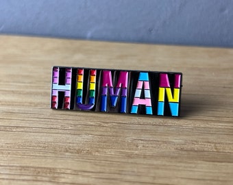 hUmaN! Big Emaille Pin, Anstecker, Button: Queer, Equality, Love, Transgender, Gay, Bi, Pansexual, Rainbow, Lesbian, Regenbogen, Pride Proud