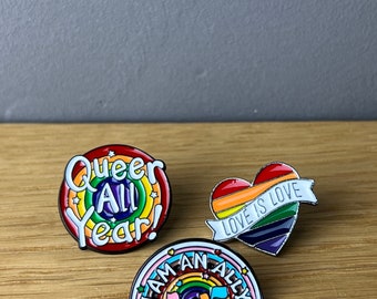 Love is Love! Emaille Pin Brosche, Anstecker: Queer, Ally, Pride, Rainbow, Trans, equality, Gender fluid, Regenbogen, LGBTQ, Gay, Nonbinary
