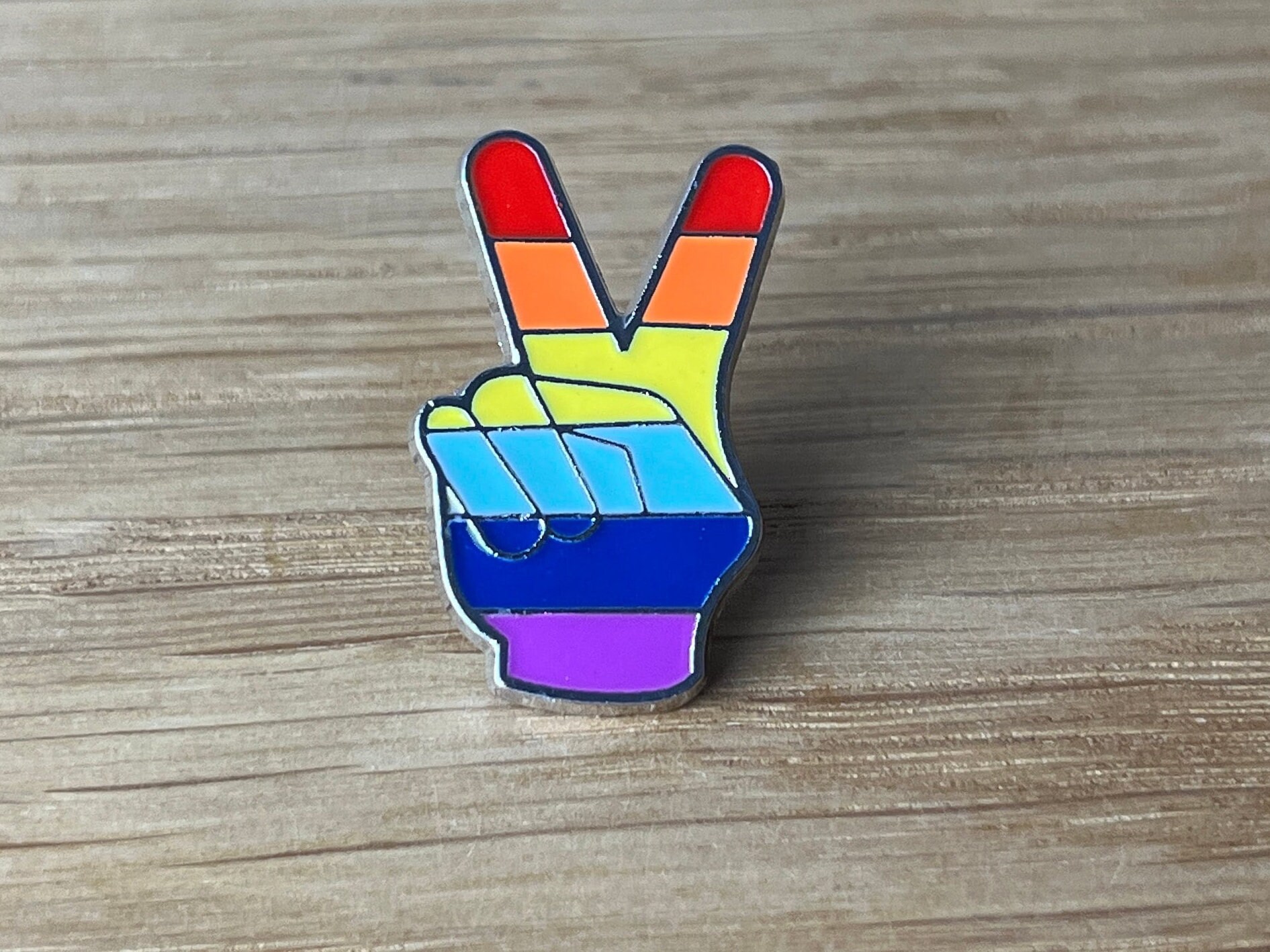 Eine Taube und Regenbogen-Fahnen für den Frieden