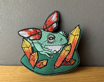Froggy Chrystal Butterfly. Zum Bügeln: Aufnäher, Patch, Badge, Frosch, Frog, Fantasy, Wicca, Witchy, Motte, Mushroom Schmetterling Kristall