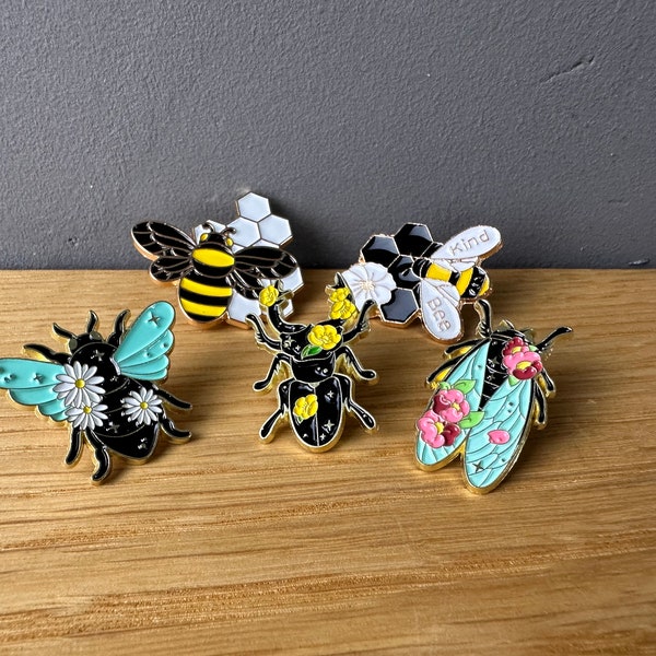 Insect Magic! Emaille Pin Button, Anstecker: Bug Bee, Käfer, Insekt, Witch, Hornkäfer, Motte, Nature Forest Blumen, Wicca Tattoo Goth Grunge