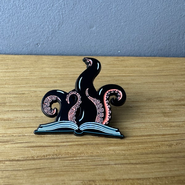Booklover Octopus! Metall Pin Button Anstecker: Oktopus Buch Lesen, Anime, Manga Libraries Sea Ocean reading Kraken, Introvert, Goth Fantasy