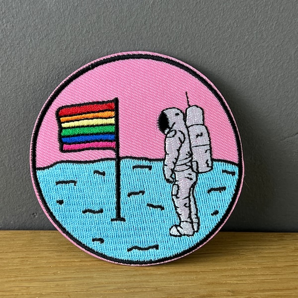 Rainbow Flag on the moon! Zum Bügeln Aufnäher, Patch, Badge:  LGBTQ, queer, Pride, CSD, equality, Regenbogen, Astronaut, Space, Weltall Nerd
