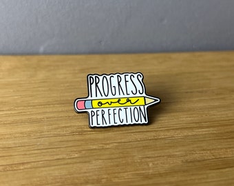 Progress over perfection! Metall Emaille Pin Button Anstecker: Bleistift, Stift, Art, DIY, writing, Mental Health, Feminist, Therapy, Mind
