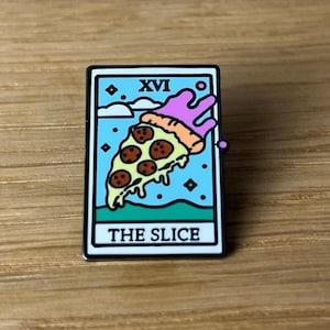 The Slice - Pizza Tarot! Hard Emaille Pin Brosche, Anstecker: Tarotkarte Pizzastück, Witchy Punk Emo Traditional Tattoo Feminist Food Funny