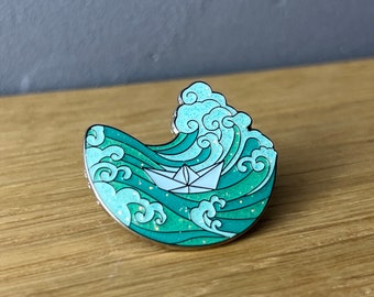 Stormy Glitter Sea! Hard Emaille Pin, Anstecker, Button: Papierboot, Boot, ship, sailing, Glitzer, Meer, Freedom, Welle, Wellen, Geschenk